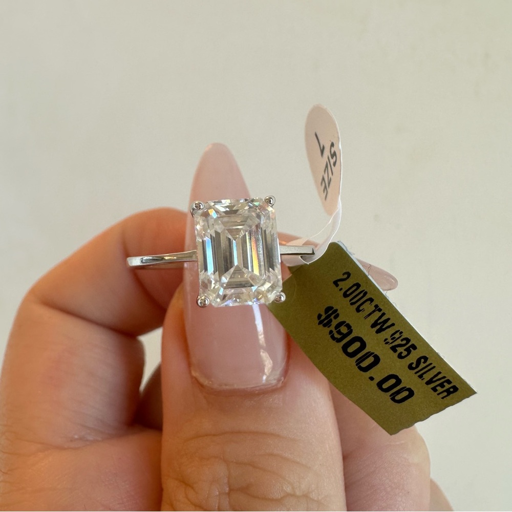 Elegant Silver Women's Ring with Clear Stone